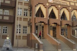 تمثال أتاتورك في باحة إحدى مدارس الأئمة و الخطباء
