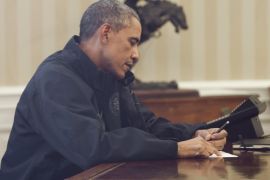 US President Barack Obama takes notes while speaking with Secretary of Health and Human Services Sylvia Burwell from the Oval Office of the White House in Washington, DC, October 12, 2014. The President made the call regarding a newly reported case of Ebola in a healthcare worker in Dallas, Texas. AFP PHOTO / Saul LOEB