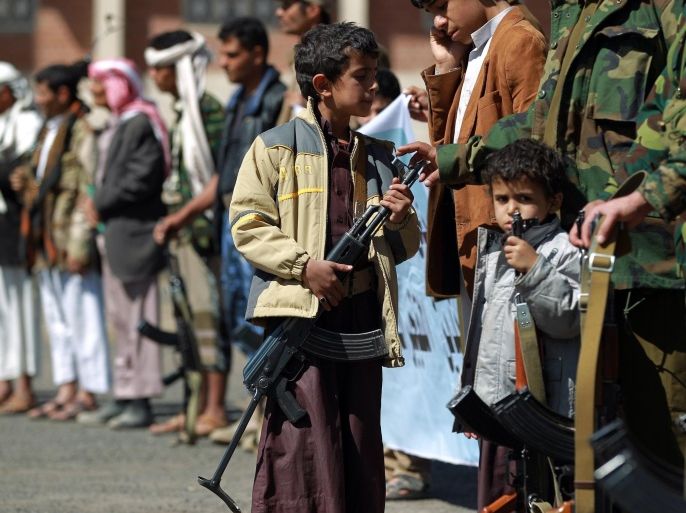 Yemeni children hold automatic rifles as they join grown up relatives in a tribal gathering organised by the Shiite Huthi movement in Sanaa on February 4, 2015 in support of the militia which overran the Yemeni capital in September. The Huthis later seized the presidential palace and key government buildings on January 20, plunging the country deeper into crisis and prompting President Abedrabbo Mansour Hadi and his premier to tender their resignations. AFP PHOTO / MOHAMMED HUWAIS