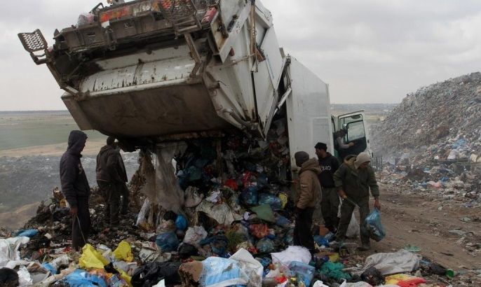 الطفل الفلسطيني حسين النجار يبحث في القمامة