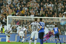 Juventus' Arturo Vidal (L) converts a penalty during the UEFA Champions League quarter final first leg soccer match between Juventus FC and AS Monaco at the Juventus Stadium in Turin, Italy, 14 April 2015.
