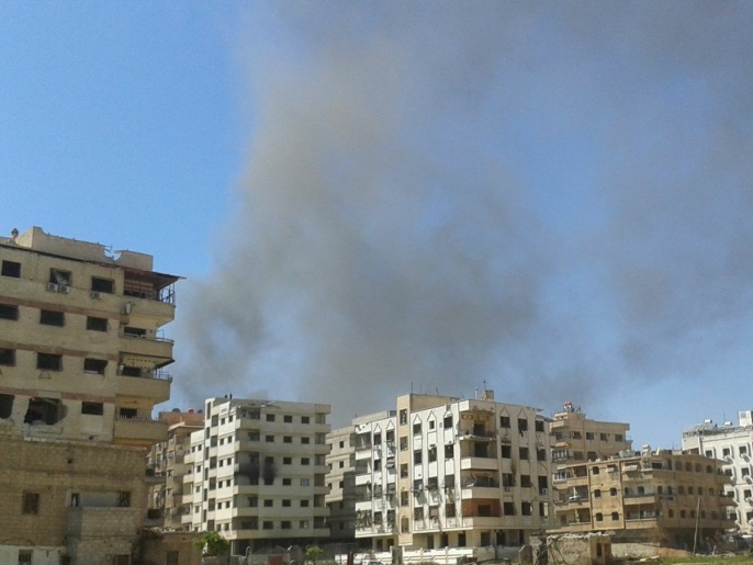 ‪أعمدة الدخان لا تزال تتصاعد في سماء مخيم اليرموك‬ (الجزيرة نت)
