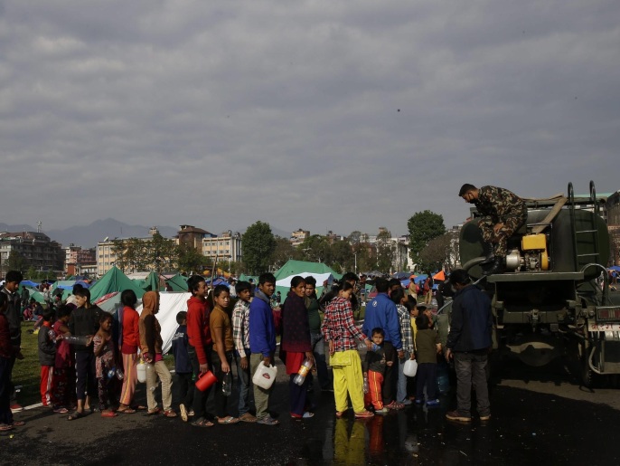 ‪نيباليون يصطفون في طوابير للحصول على مياه صالحة للشرب‬ (الأوروبية)