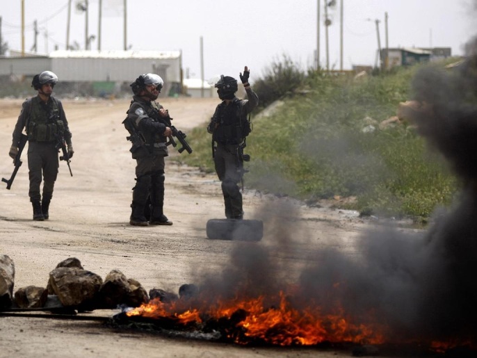 جنود الاحتلال الإسرائيلي أثناء مواجهات مع شبان أمس في الضفة الغربية (الأناضول)