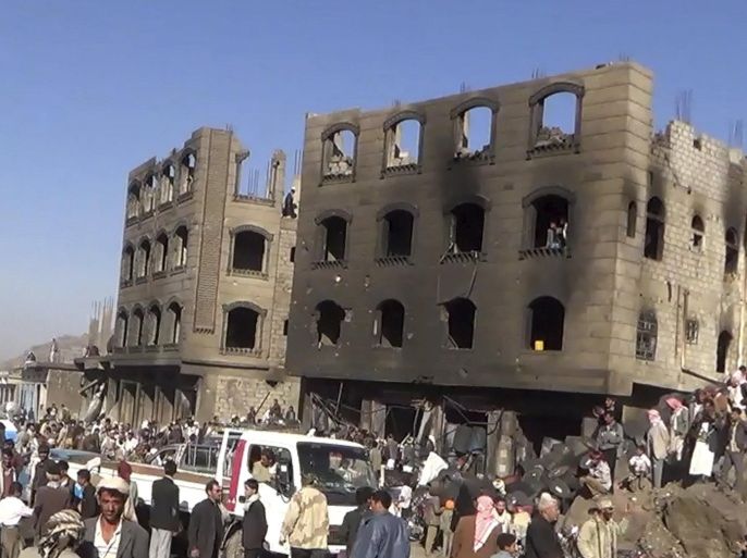 People gather at the site of an air strike in Yareem city of Yemen's central province of Ibb March 31, 2015. Air raids by a Saudi-led coalition again hit Houthi militia targets across Yemen on Monday night, striking the group's northern stronghold of Saadeh, the capital, Sanaa, and the central town of Yarim, residents and media said. REUTERS/Stringer