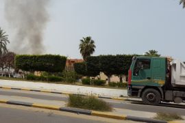 تصاعد أعمدة الدخان من منطقة فشلوم بوسط العاصمة طرابلس يوم السبت 18 أبريل/نيسان 2015.
