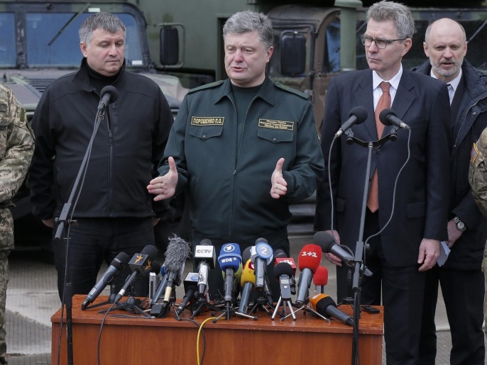 الرئيس الأوكراني (وسط) أكد أن بلادهتواجه عدوانا خارجيا (الأوروبية)