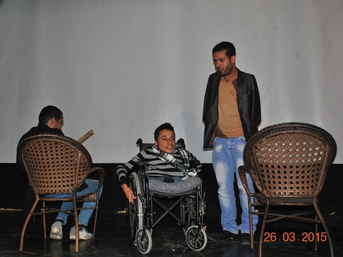 الزيات (الأول من اليمين) خلال مشاركته في مسرحية للتوعية بهموم المعوقين