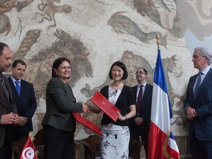 وزيرة الثقافية الفرنسية فلور بالران (يمين) ووزيرة الثقافة التونسية لطيفة لخضر أثناء توقيع اتفاقية تعاون ثقافي