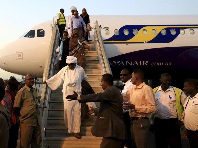Sudanese evacuees from Yemen arrive at Khartoum International Airport April, 9, 2015. REUTERS/Mohamed Nureldin Abdallah