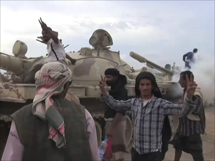 ‪المقاومة الشعبية بعدن تواصل مواجهاتها مع الحوثيين‬ (الجزيرة)