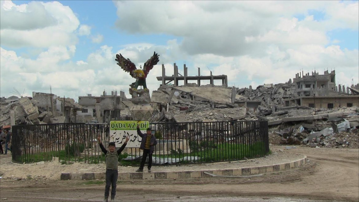 ساحة الحرية (اكسبريس سابقاً) سلمت من الحرب الطاحنة، واحاطت بها أبنية دمرت بالكامل.jpg