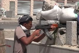 المقاومة الشعبية تقصف الآن مواقع الحوثيين في خور مكسر والمعلا في المدينة.