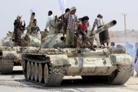 Tribesmen stand on tanks they took from army bases in Shihr city of Yemen's eastern Hadramawt province April 4, 2015. Tribal forces in Yemen's eastern Hadramawt province have taken over two army bases, a day after soldiers there left their posts, and plan to retake the provincial capital Mukalla from suspected al Qaeda fighters, army sources said on Saturday. REUTERS/Omer Arm