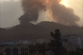 الغارة الجوية التي تستهدف مواقع عسكرية ومخازن أسلحة في جبل الصباحة غربي صنعاء، لم يتبين طبيعة الحريق بعد