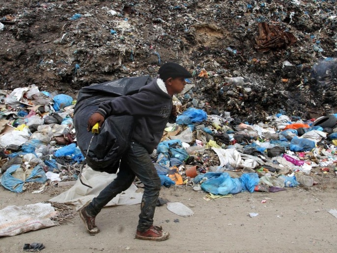 ‪القمامة مصدر الرزق الوحيد للطفل الفلسطيني حسين النجار وذويه‬ (الأناضول)