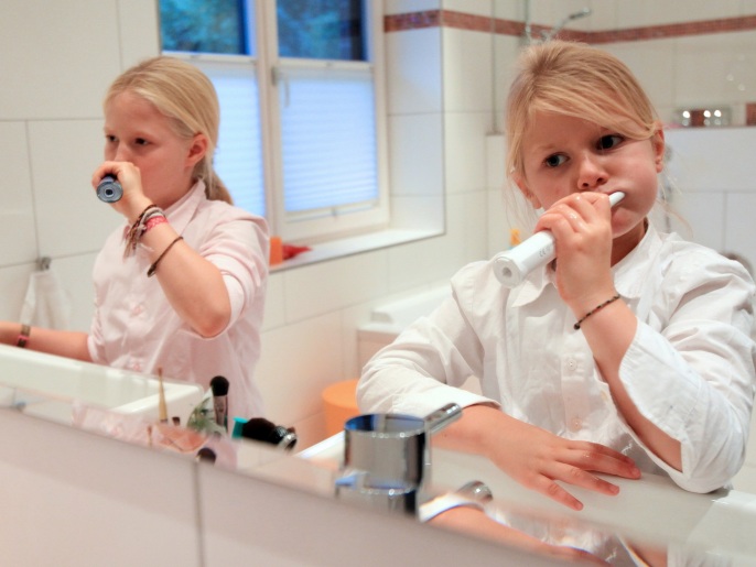 يمكن للأطفال تنظيف أسنانهم بأنفسهم بدءاً من عمر ثلاث سنوات. (النشر مجاني لعملاء وكالة الأنباء الألمانية 