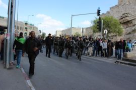 ملاحقة جنود وشرطة الاحتلال لشبان مقدسيين قرب باب العمود بالقدس.