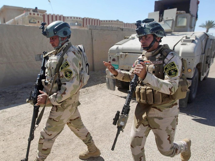 جنديان عراقيان أثناء عملية عسكرية في الأنبار (أسوشيتد برس)
