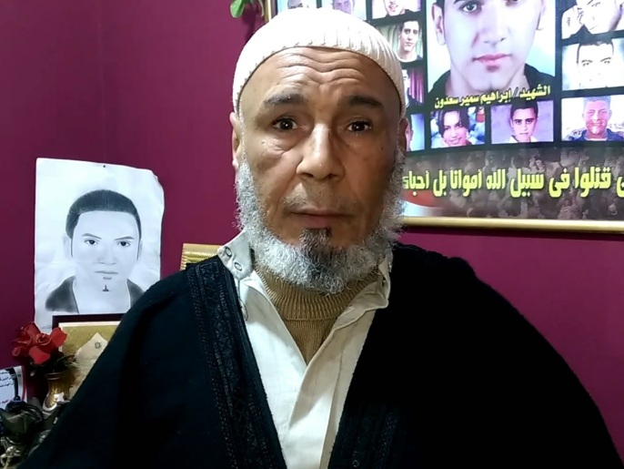 ‪والد الضحية إبراهيم سمير: هناك خيانة للشهداء وتستر على عناصر الشرطة الذين قتلوا المتظاهرين‬  (الجزيرة)
