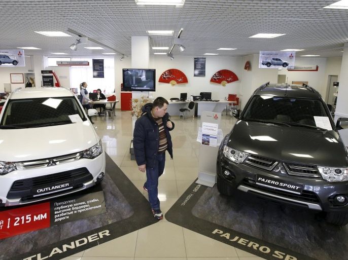 Outlander (L) and Pajero Sport models are on sale at a showroom of the Avtomir company, a Mitsubishi cars dealership, in Moscow, April 1, 2015. REUTERS/Maxim Zmeyev