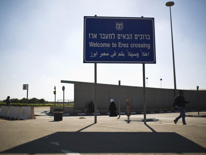 A sign is seen at the Erez border crossing between Israel and northern Gaza Strip December 28, 2014. Hamas authorities in the Gaza Strip prevented on Sunday a group of Palestinian children who lost parents in the July-August war with Israel from making a rare goodwill visit to the Jewish state, organisers of the trip said. REUTERS/Amir Cohen (ISRAEL - Tags: POLITICS CIVIL UNREST)