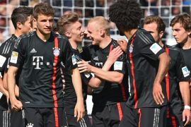 Munich's Sebastian Rode (C) celebrates his 0-1 goal with teammates during the German Bundesliga soccer match between 1899 Hoffenheim vs FC Bayern Munich in Sinsheim, Germany, 18 April 2015. (EMBARGO CONDITIONS - ATTENTION: Due to the accreditation guidelines, the DFL only permits the publication and utilisation of up to 15 pictures per match on the internet and in online media during the match.) EPA/UWE ANSPACH (EMBARGO CONDITIONS - ATTENTION: Due to the accreditation guidelines, the DFL only permits the publication and utilisation of up to 15 pictures per match on the internet and in online media during the match.)