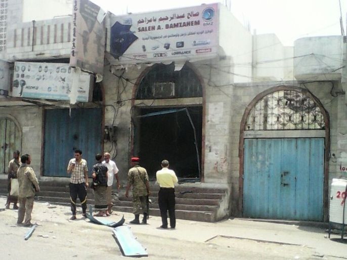 محال تجارية في كريتر عدن تضررت من جراء المواجهات بين الحوثيين والمقاومة الشعبية(الجزيرة)