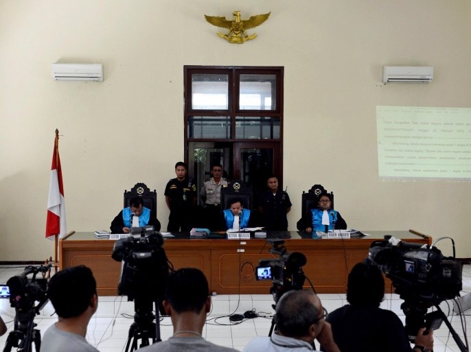 Jakarta State Administrative chief judge Ujang Abdullah (C), flanked by judges Indaryadi (L) and Tri Cahya Indra Permana (R), reject the appeals of Australian drug smugglers on death row Andrew Chan and Myuran Sukumaran during a hearing in Jakarta on April 6, 2015. An Indonesian court April 6 dismissed the latest appeal by two Australian drug smugglers facing imminent execution, taking them a step closer to the firing squad. AFP PHOTO / ROMEO GACAD