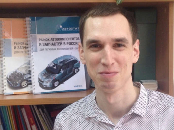 سيرغي موخانوف يرى أن الأزمة الاقتصادية أضرت كثيرا بسوق السيارات (الجزيرة نت)