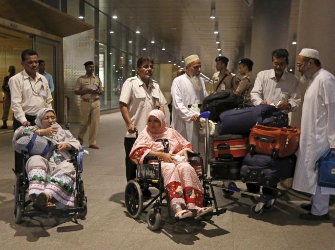 Indian evacuees from Yemen are helped by officials after they arrive at the international airport in Mumbai April 9, 2015. India's evacuation of more than 4,000 nationals from Yemen has been a triumph of improvisation, but some officials in Prime Minister Narendra Modi's government say a slow response to the crisis has underlined the need for a full-time staff to protect Indians abroad. REUTERS/Shailesh Andrade
