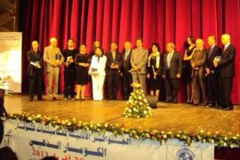 صورة جماعية للفائزين بجائزة الكومار الذهبي للرواية بتونس