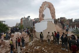 PRA421 - Kathmandu, -, NEPAL : Nepalese rescue members and onlookers gather at the collapsed Darahara Tower in Kathmandu on April 25, 2015. A powerful 7.9 magnitude earthquake struck Nepal, causing massive damage in the capital Kathmandu with strong tremors felt across neighbouring countries. AFP PHOTO / PRAKASH MATHEMA