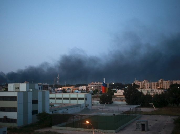 Black smoke billows in the sky above areas where clashes are taking place between pro-government forces, who are backed by the locals, and the Shura Council of Libyan Revolutionaries, an alliance of former anti-Gaddafi rebels, who have joined forces with the Islamist group Ansar al-Sharia, in Benghazi April 18, 2015. REUTERS/Esam Omran Al-Fetori