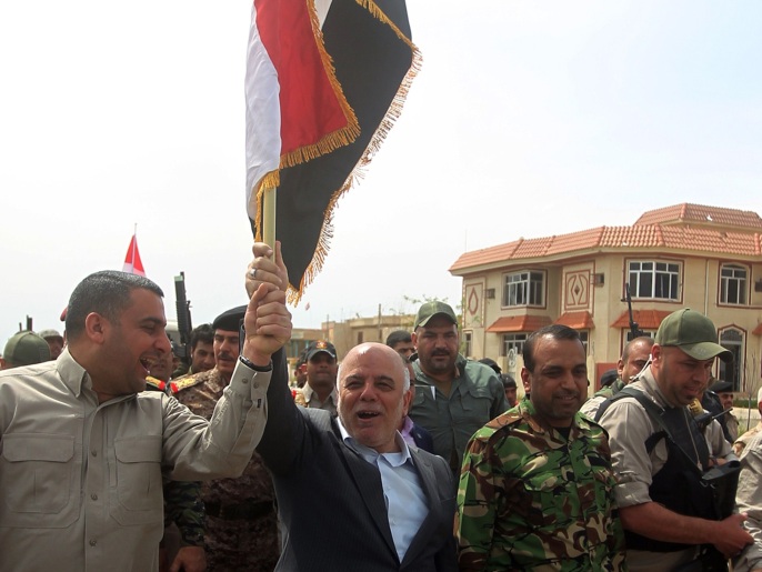 العبادي يرفع العلم العراقي في تكريت (الفرنسية)