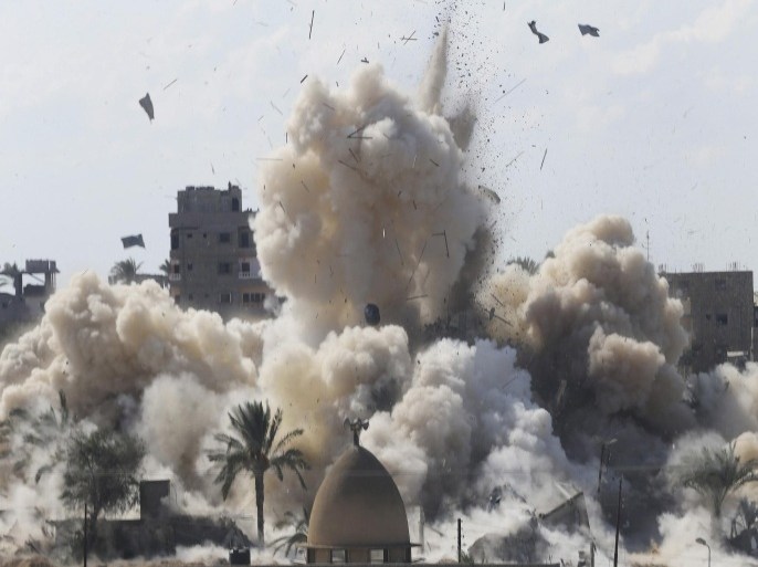 Smoke rises after a house was blown up during a military operation by Egyptian security forces in the Egyptian city of Rafah, near the border with southern Gaza Strip in this October 29, 2014 file photo. To match Special Report EGYPT-SINAI/MILITANTS REUTERS/Ibraheem Abu Mustafa/Files (GAZA - Tags: POLITICS CIVIL UNREST)