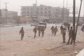 مراسل الجزيرة نت: قوات المخلوع والحوثيين يدخلون مدينة عتق عاصمة محافظة شبوة شرقي اليمن دون مقاومة.