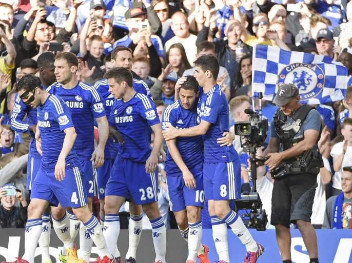 Chelsea's Eden Hazard (2-R) celebrates after scoring the 1-0 goal with teammates during the English Premier League soccer match between Chelsea and Manchester United at Stamford Bridge stadium in London, Britain, 18 April 2015. EPA/FACUNDO ARRIZABALAGA DataCo terms and conditions apply http//www.epa.eu/downloads/DataCo-TCs.pdf