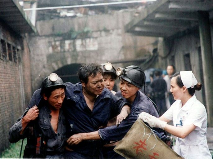 epa000452912 Rescuers help injured miners walk out of a coal mine pit after a gas leak at the Zijiang mine in Lengshuijiang city, central China's Hunan province