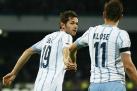 Lazio's midfielder from Bosnia and Erzegovina Senad Lulic (L) celebrates with teammate Lazio's forward from Germany Miroslav Klose after scoring during the Italian Tim Cup semifinal second leg football match SSC Napoli vs SS Lazio on April 8, 2015 at the San Paolo stadium in Naples. AFP PHOTO / CARLO HERMANN