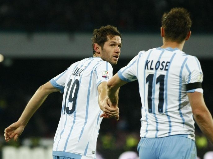 Lazio's midfielder from Bosnia and Erzegovina Senad Lulic (L) celebrates with teammate Lazio's forward from Germany Miroslav Klose after scoring during the Italian Tim Cup semifinal second leg football match SSC Napoli vs SS Lazio on April 8, 2015 at the San Paolo stadium in Naples. AFP PHOTO / CARLO HERMANN