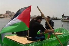 شباب من غزة يحولون الزجاجات الفارغة لقارب