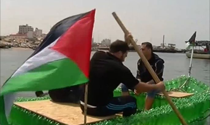 شباب من غزة يحولون الزجاجات الفارغة لقارب