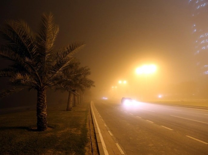 في قطر، اجتاحت مختلف طرق العاصمة القطرية موجة غبار، أدت إلى انعدام الرؤية في عدد من طرق البلاد، بحسب مراسل "الأناضول".