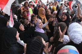 مصريات محجبات أمام إحدى اللجان الانتخابية خلال انتخابات الرئاسة الماضية