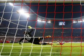 Bayern Munich's Philipp Lahm shoots wide of the goal as he takes a penalty after extra time during their German Cup (DFB Pokal) semi-final soccer match against Borussia Dortmund in Munich, Germany April 28, 2015. Dortmund won the match 2-0 on penalties. REUTERS/Kai Pfaffenbach DFB RULES PROHIBIT USE IN MMS SERVICES VIA HANDHELD DEVICES UNTIL TWO HOURS AFTER A MATCH AND ANY USAGE ON INTERNET OR ONLINE MEDIA SIMULATING VIDEO FOOTAGE DURING THE MATCH.