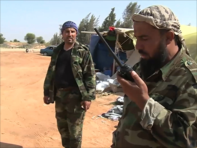 قادة عسكريون تابعون لقوات فجر ليبيا خلال تنسيق لعملية سابقة بقاعدة الوطية (الجزيرة)