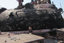 عبارات الموت للحوثيين وصالح كتبت على ظهر دبابة محترقة في عدن الجزيرة نت