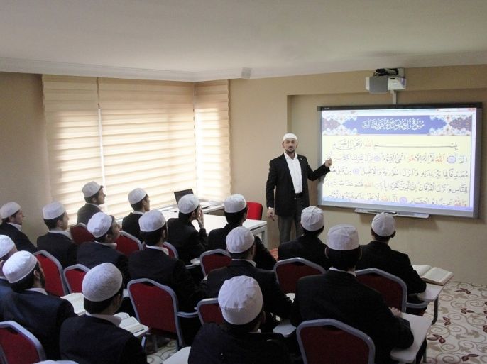 طلبة أتراك من المرحلة الدراسية الأساسية يدرسون القرآن الكريم