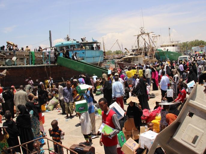 وصول صوماليين عائدين من اليمن ولاجئين يمنيين إلى ميناء بوساسو في إقليم بونت لاند 26 إبريل 2015 (الجزيرة نت).